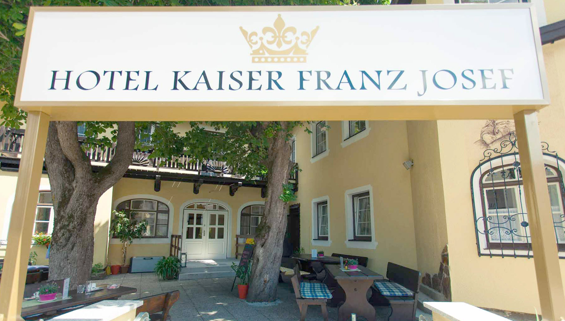 Foto Eingang zum Gastgarten des Hotel Kaiser Franz Josef