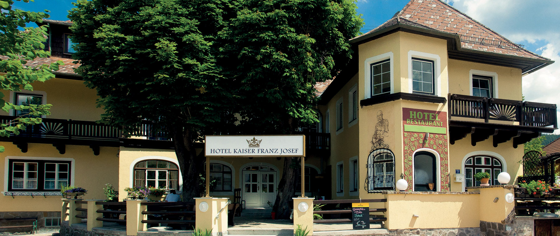 Foto Außenansicht mit Eingang zum Hotel Kaiser Franz Josef