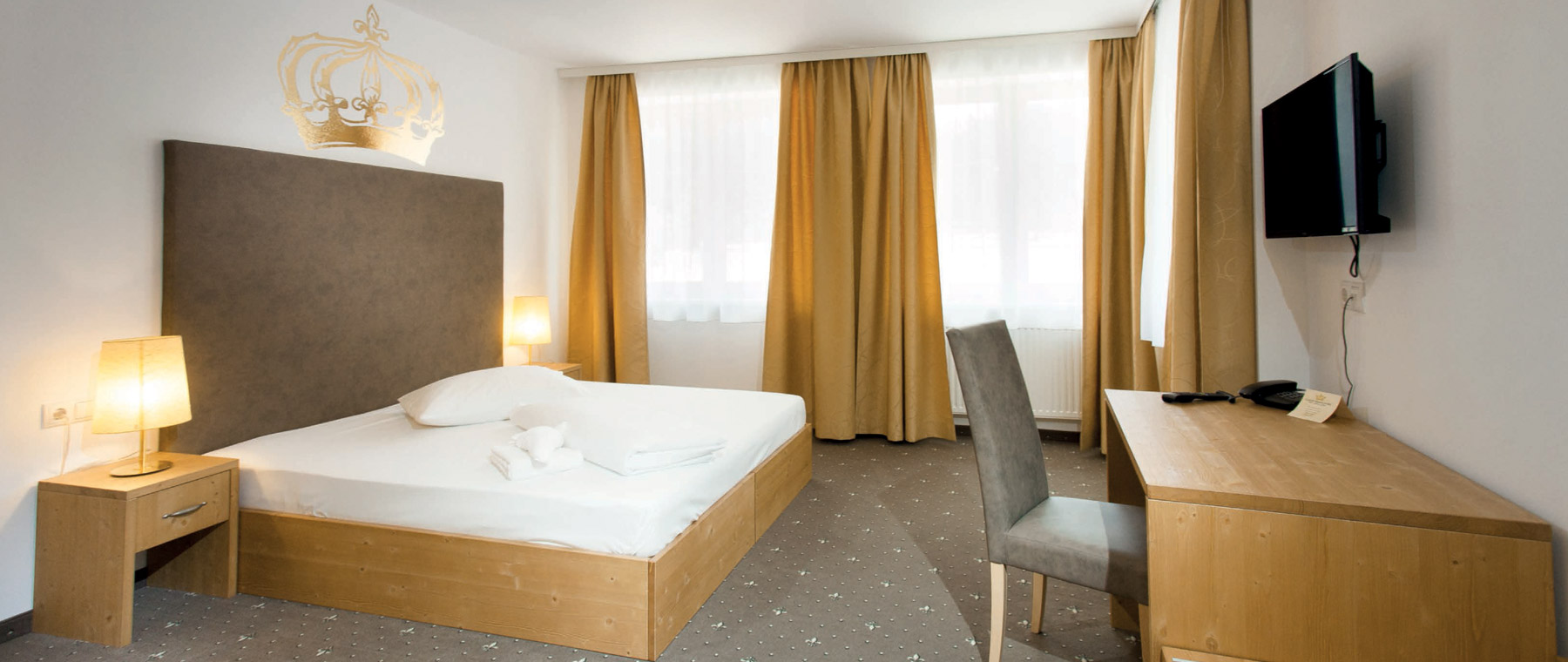 Foto Zimmer mit Bett, Schreibtisch & TV im Hotel Kaiser Franz Josef